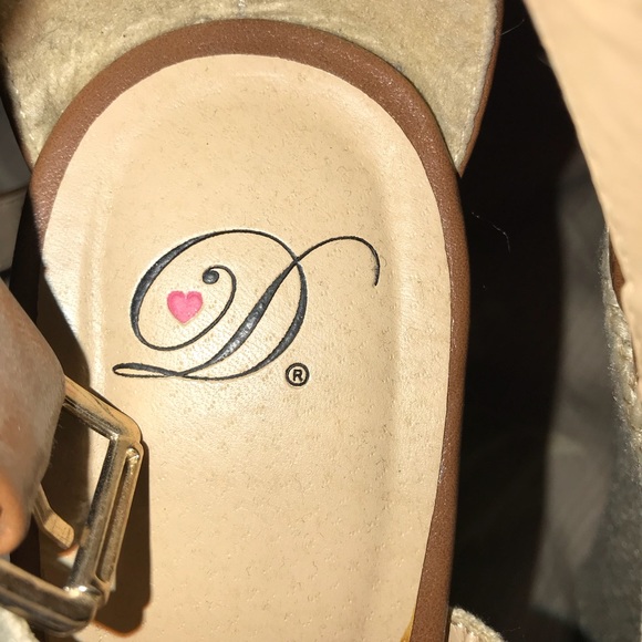 Cream Wedges - Picture 3 of 3